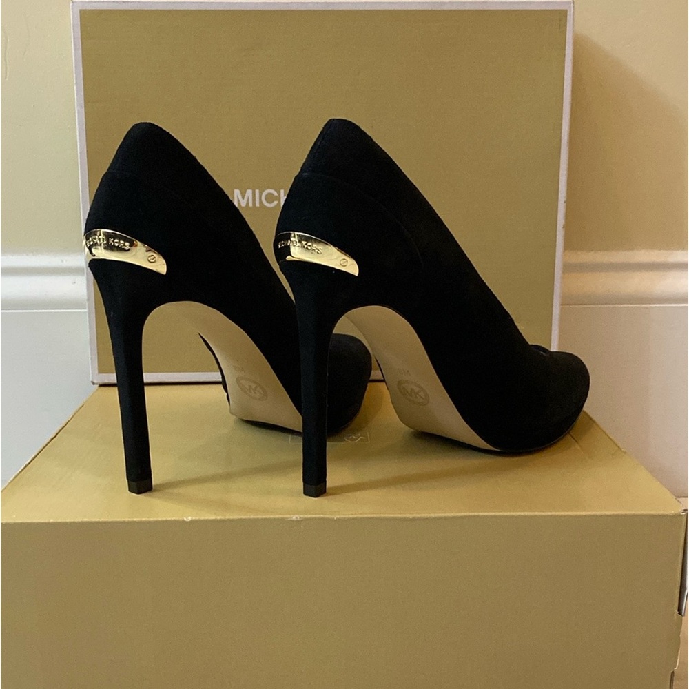 New Michael Kors Yasmine suede pumps Black gold cap logo on heels US 8 inbox⭐️⭐️ - Picture 7 of 17